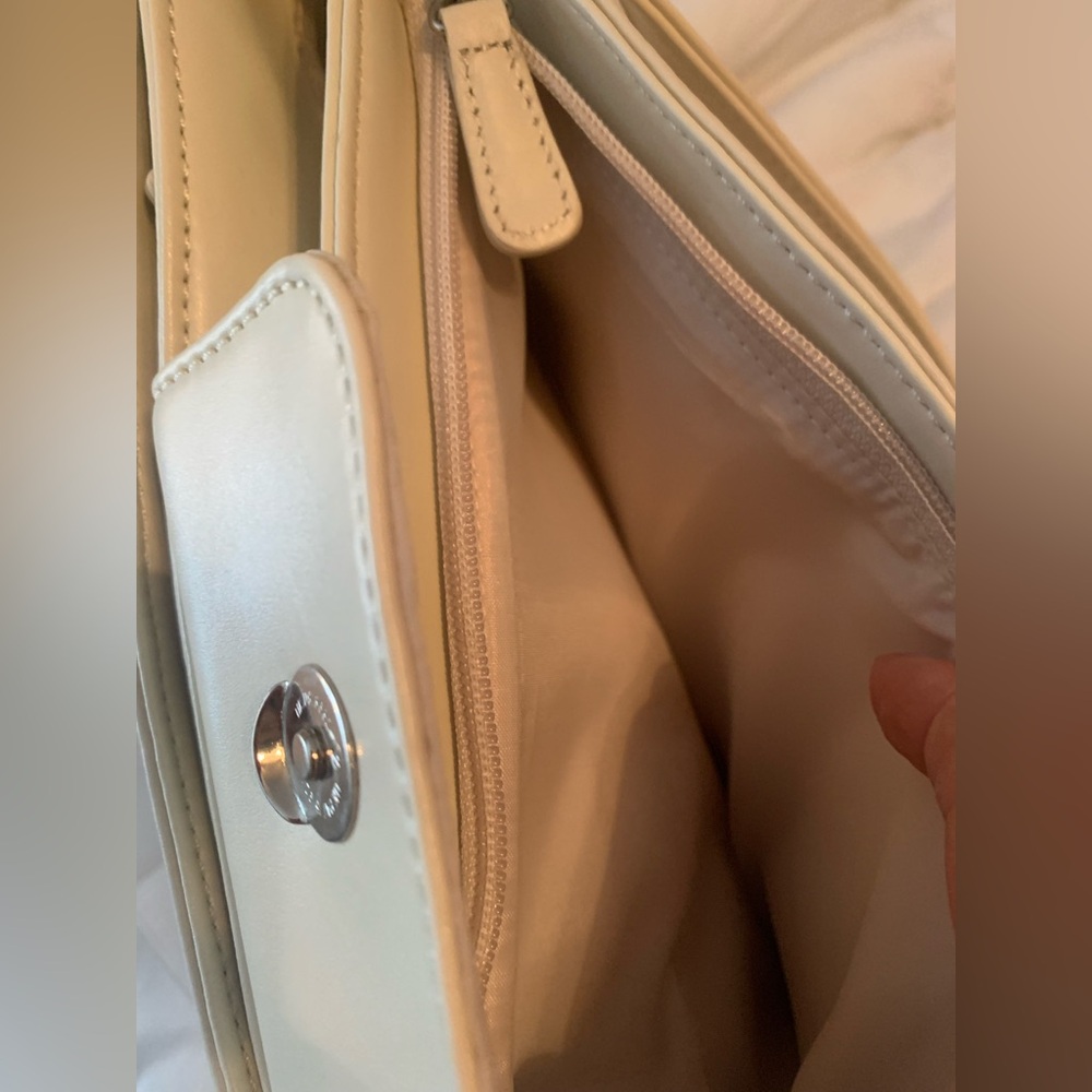 Vintage, Worthington Leather Handbag with 3 individual compartments. - Picture 4 of 7